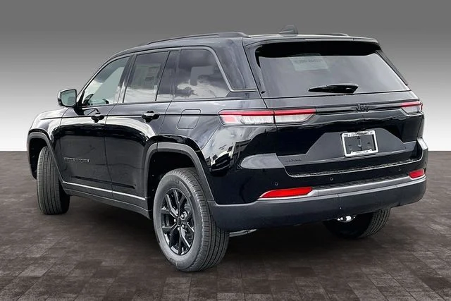 New 2026 Diamond Black Crystal Pearl-Coat Exterior Paint Jeep  image 3