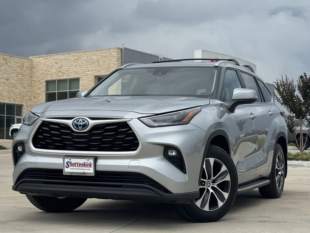 Used 2024 Silver Toyota XLE image 3