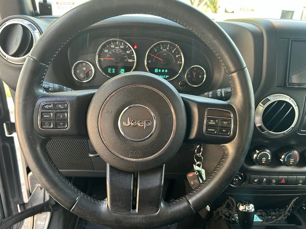 Used 2016 Silver Jeep Sahara image 17