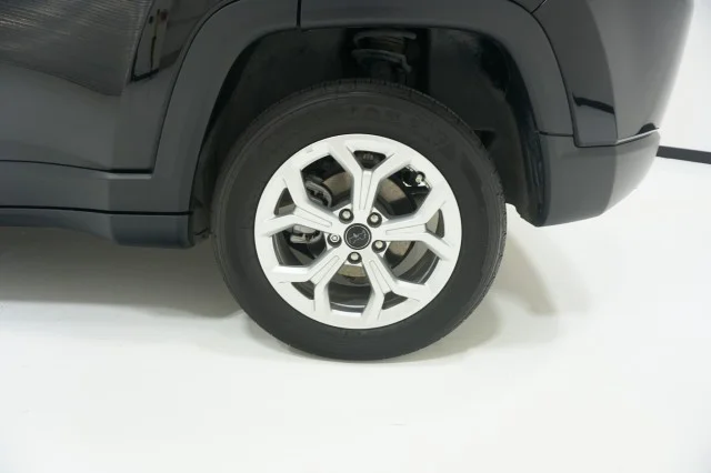 Used 2025 Diamond Black Crystal Pearlcoat Jeep Latitude image 13