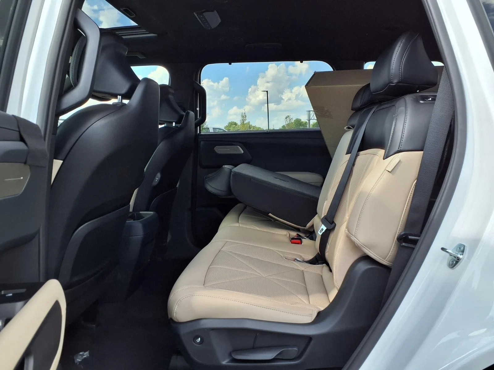 New 2027 Glacial White Pearl Kia EX image 14