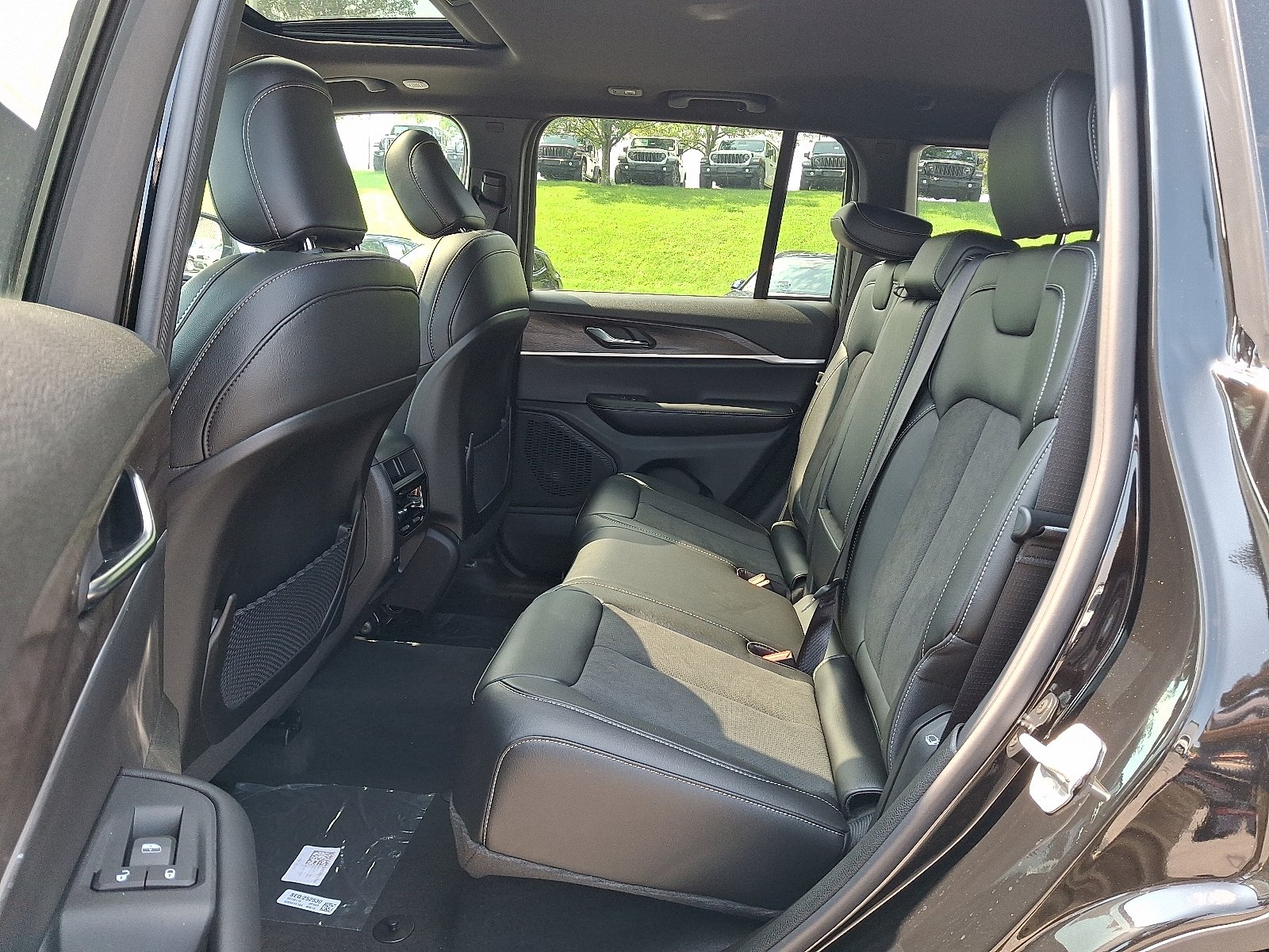 New 2027 High-Gloss Black Paint Jeep Laredo Altitude 4x4 image 6