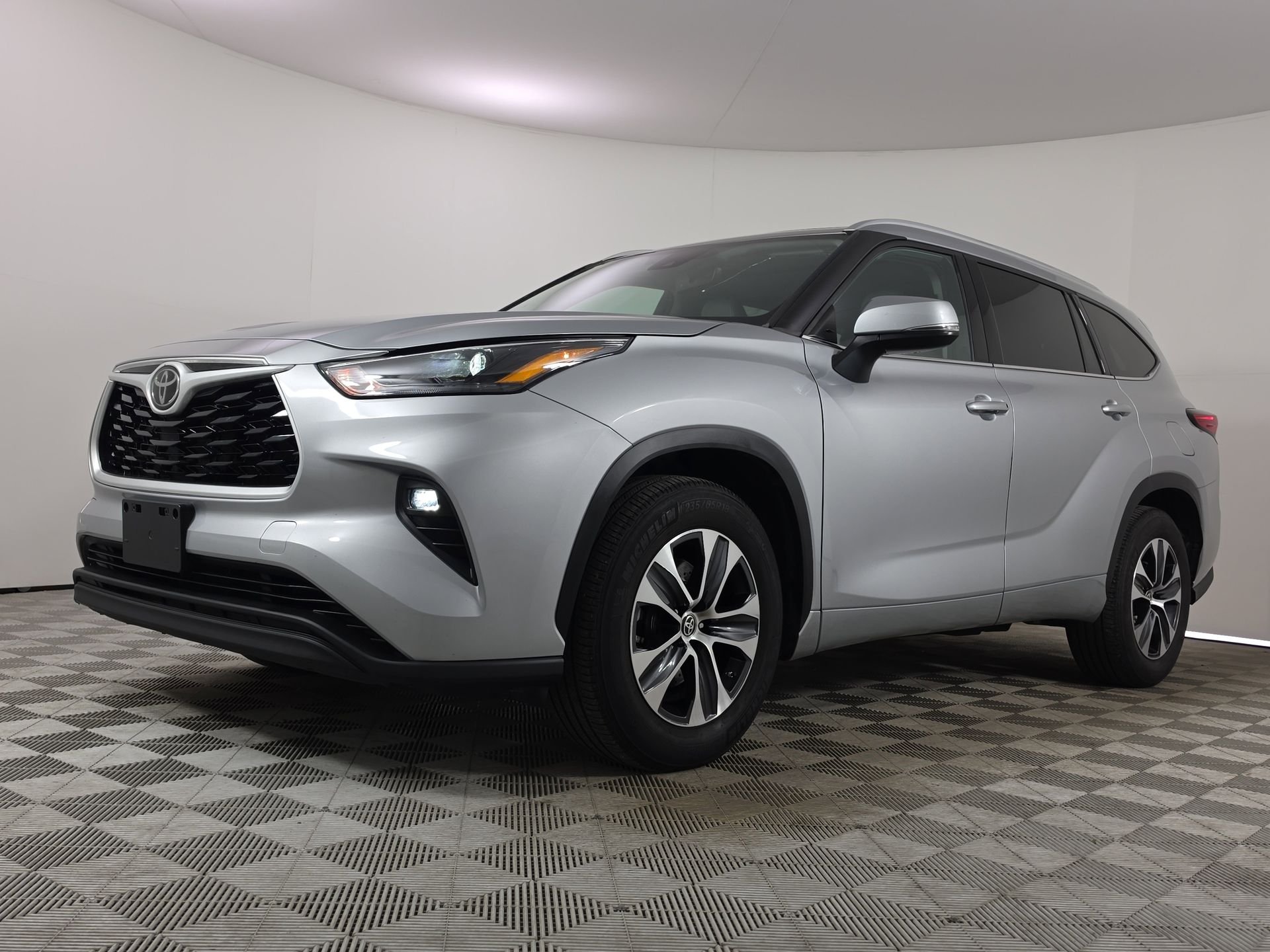 Used 2022 Silver Toyota XLE image 3