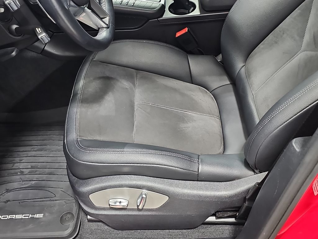 Used 2021  Porsche Base image 31
