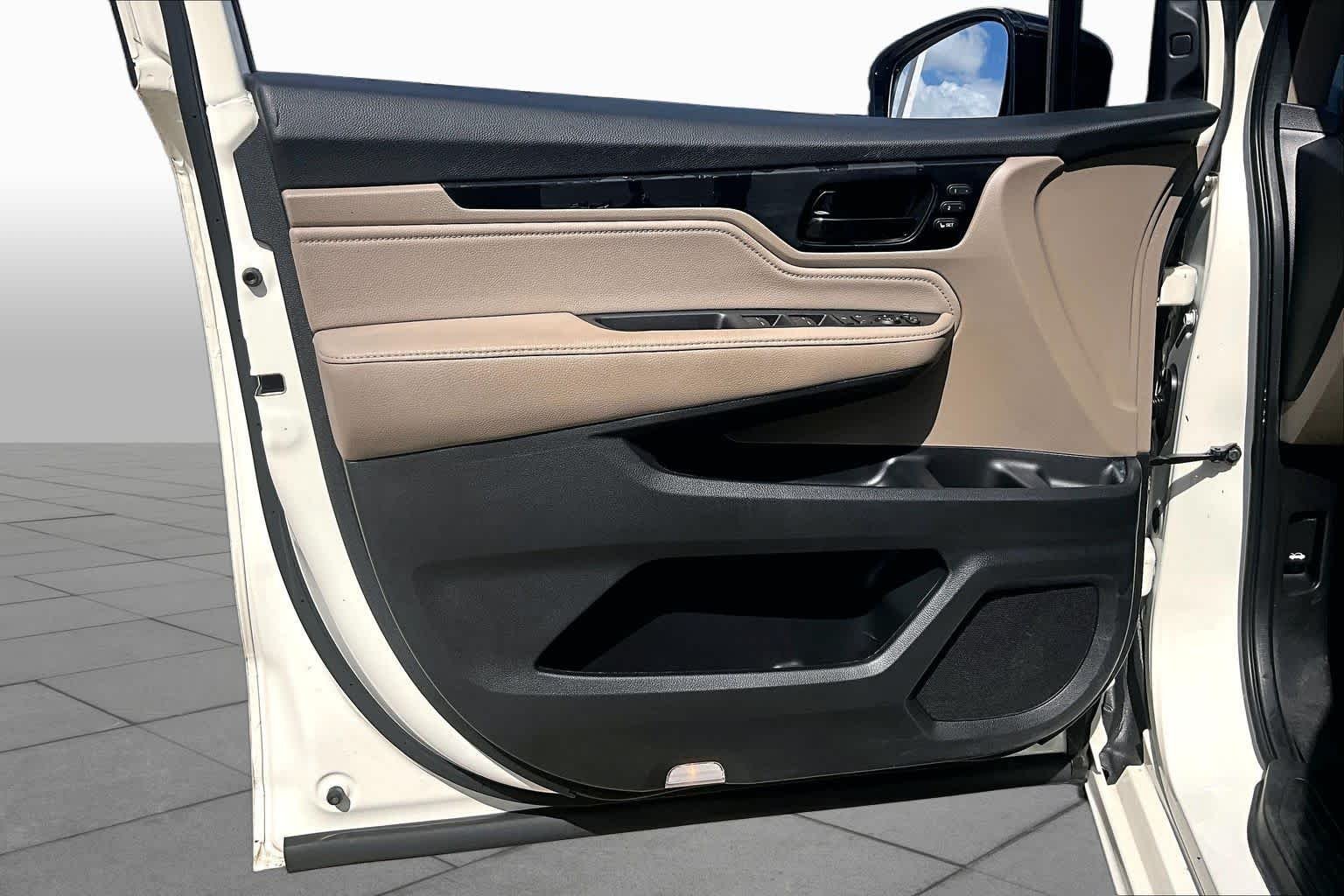 Used 2019 White Diamond Pearl Honda Elite image 22