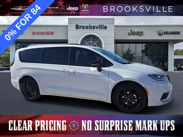 2026 Chrysler Pacifica Select's photo
