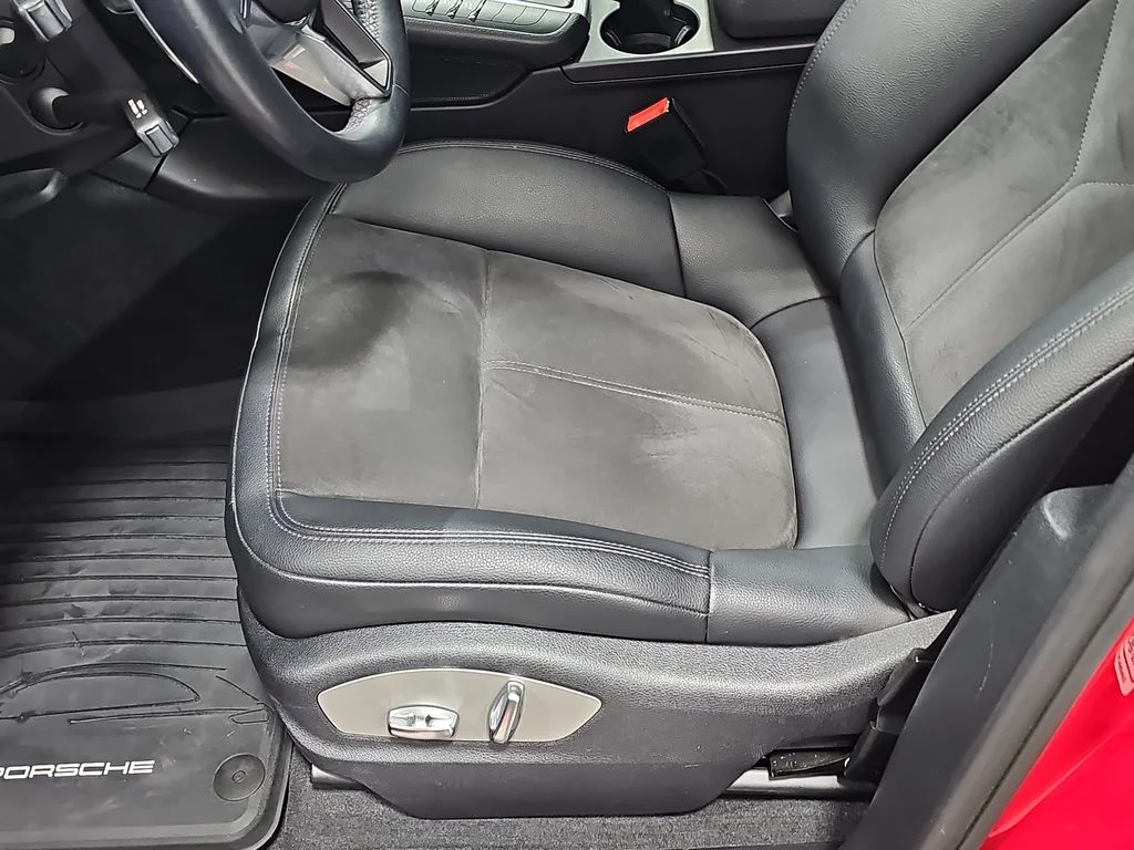 Used 2021  Porsche Base image 31