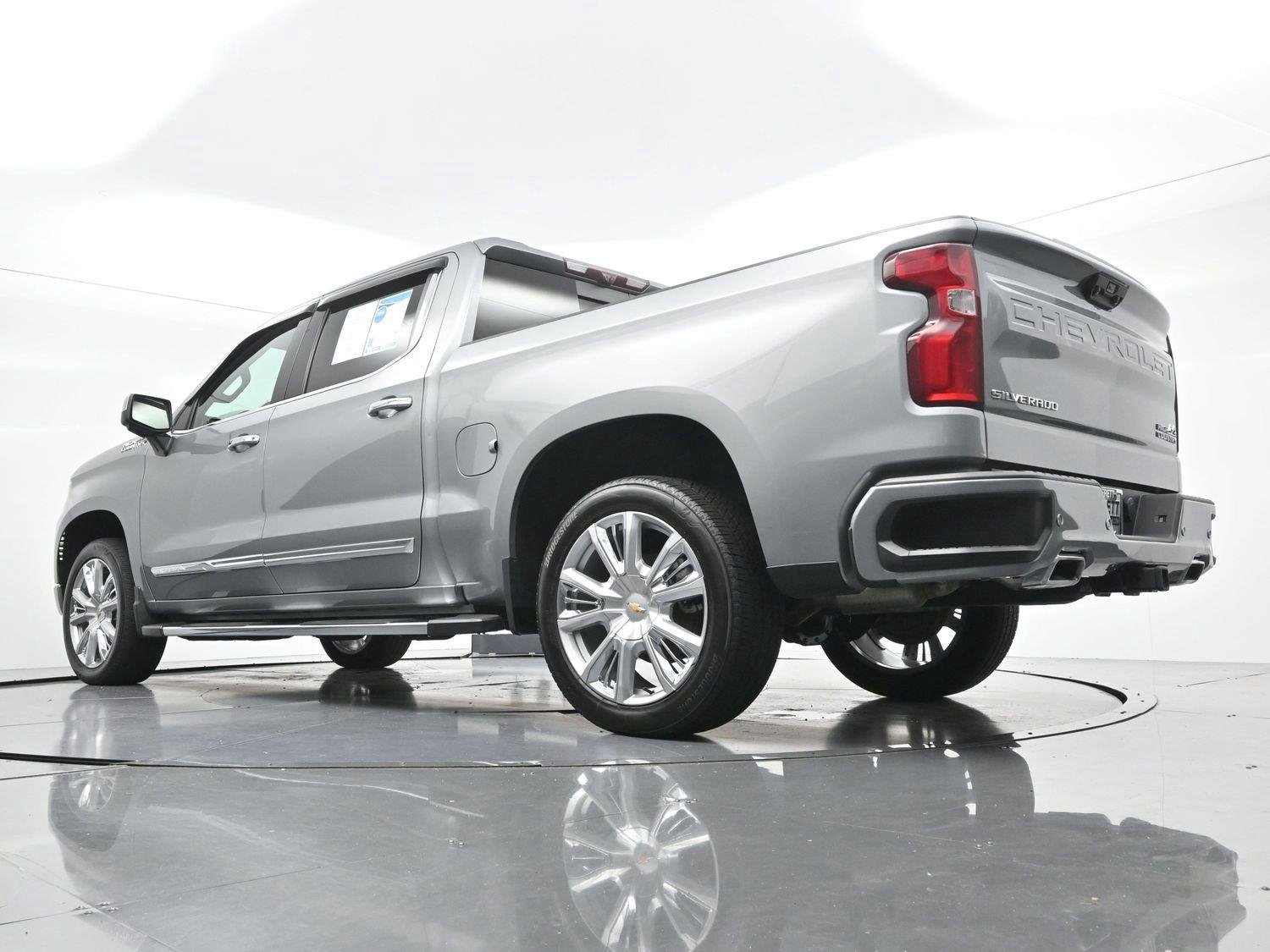Used 2023 STERLING GRAY METALLIC Chevrolet High Country image 49