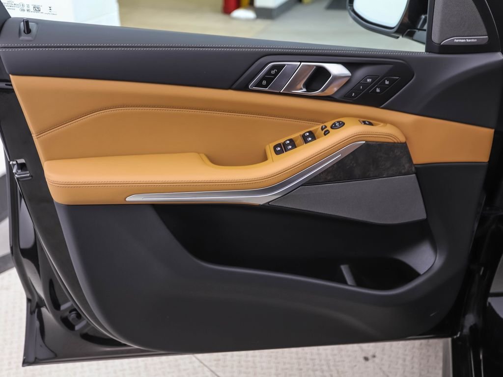 New 2026 Black Sapphire Metallic BMW xDrive40i image 9