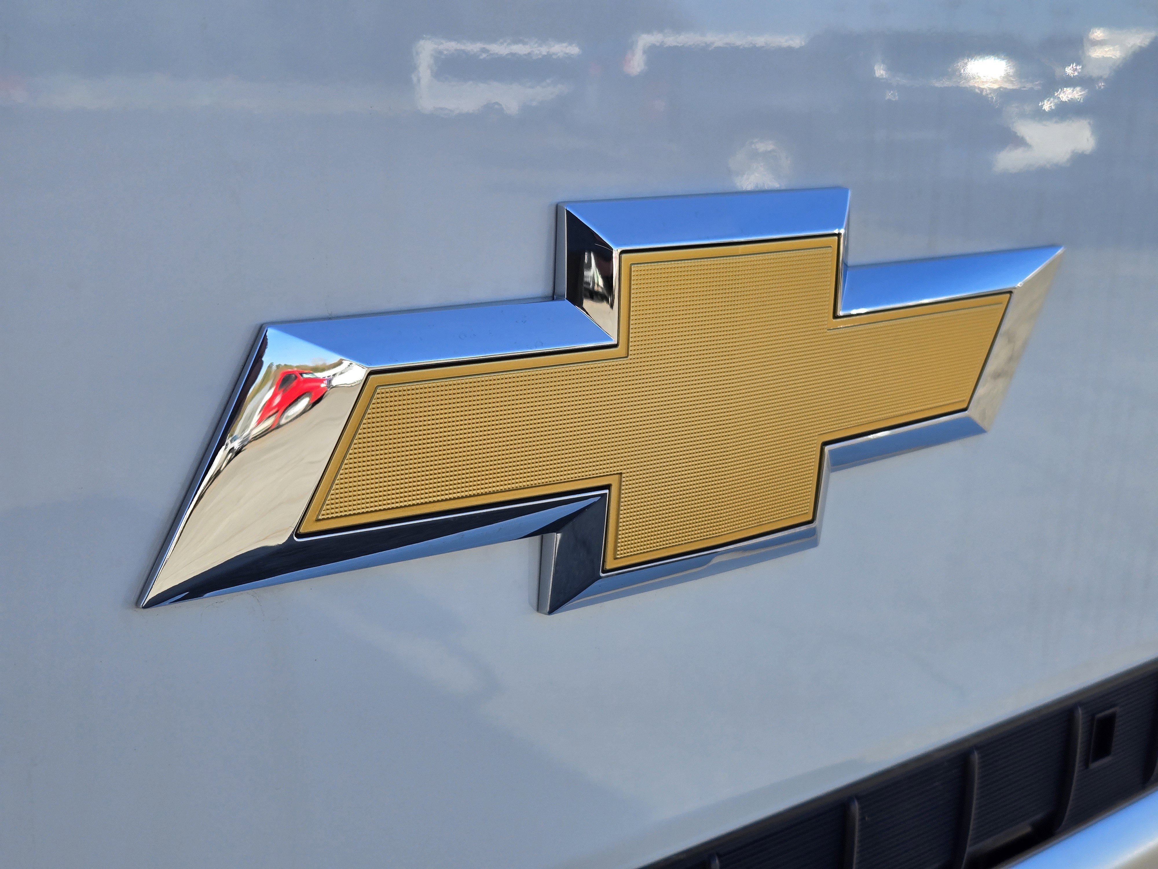 New 2025 Arc White Chevrolet  image 17