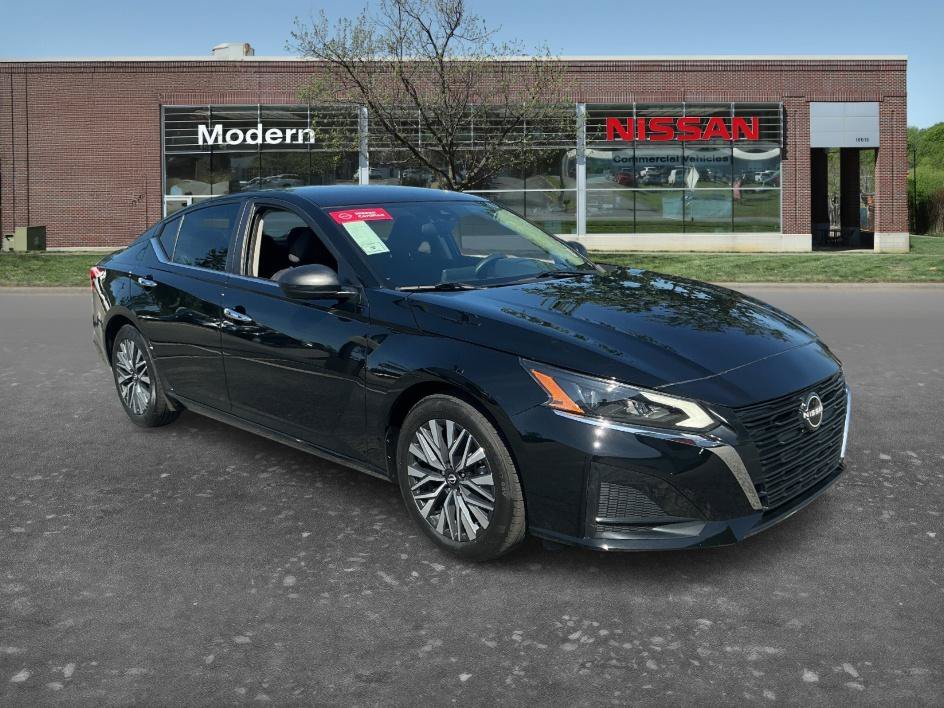 Used 2024 Super Black Nissan 2.5 SV image 5