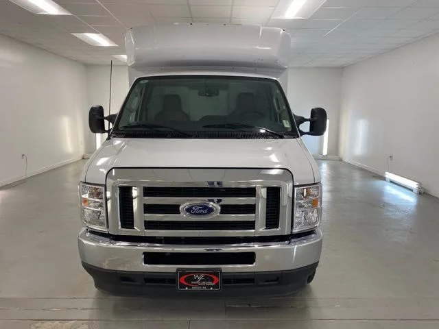 New 2025 Oxford White Ford E-350 SRW image 2
