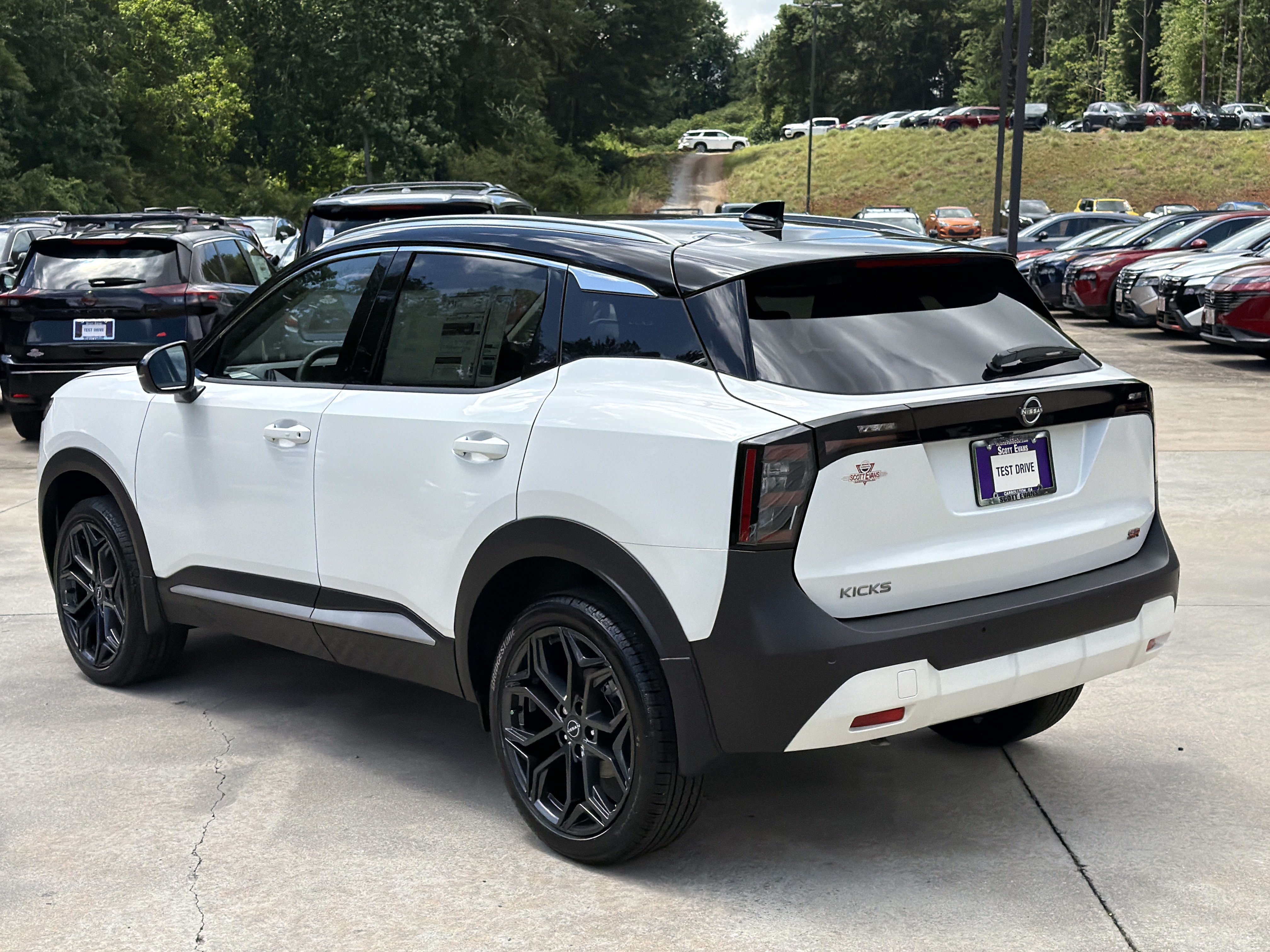 New 2026 Aspen White Tricoat/Super Black Nissan SR image 6