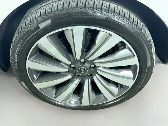 Certified Used 2025 White Land Rover SV image 34