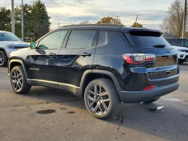 New 2026 Diamond Black Crystal Pearl-Coat Exterior Paint Jeep Limited image 4