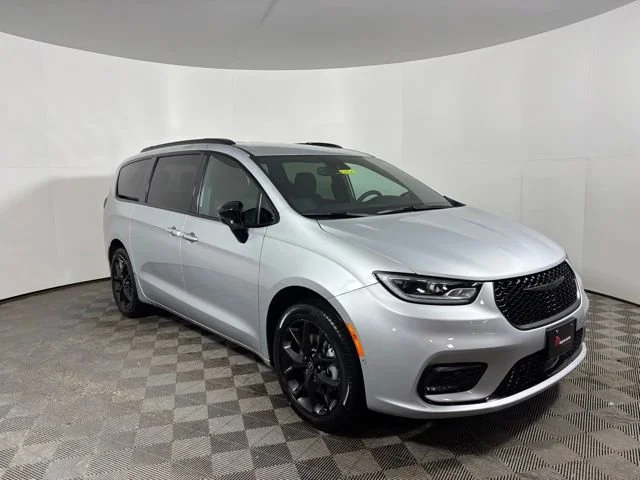 2026 Chrysler Pacifica Select AWD's photo