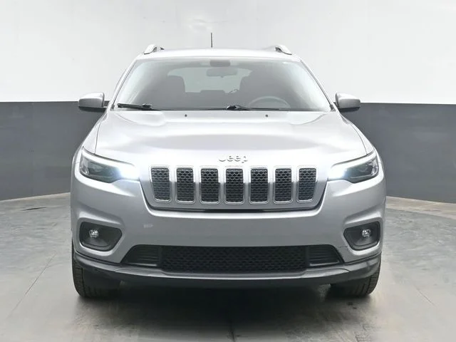 Used 2019 Billet Silver Metallic Clearcoat Jeep Latitude image 3