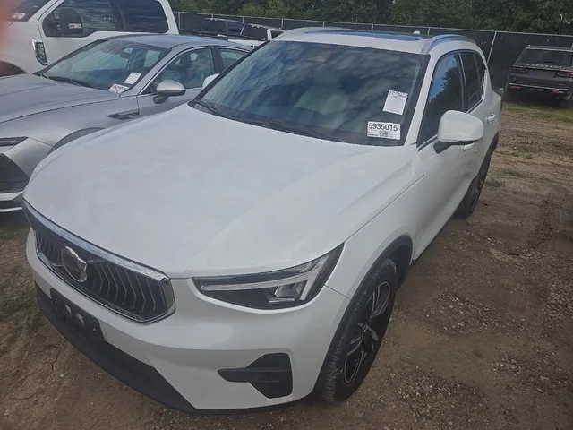 2023 Volvo XC40 B5 Plus Bright Theme