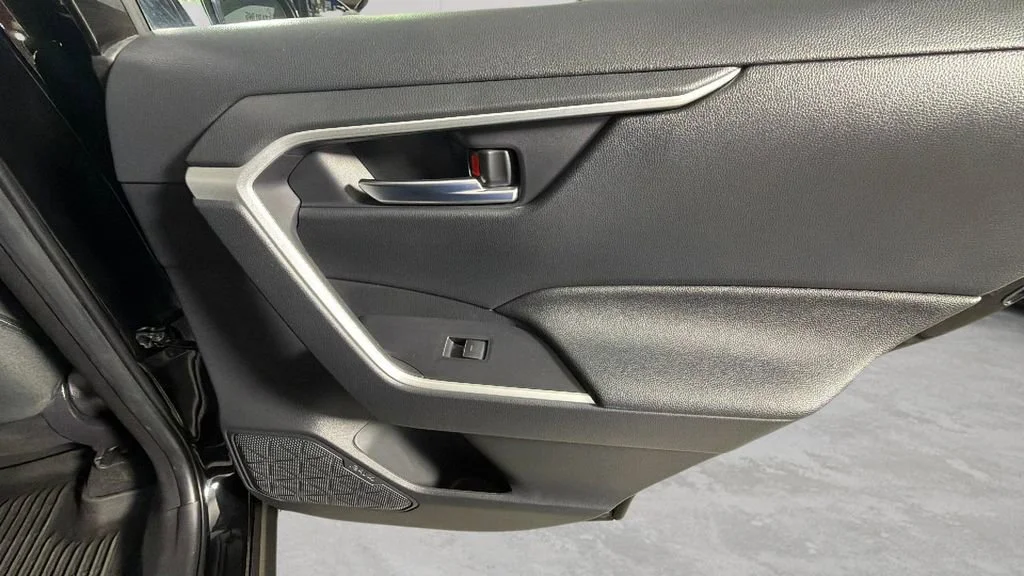 2025 Toyota RAV4 XLE - Photo 32