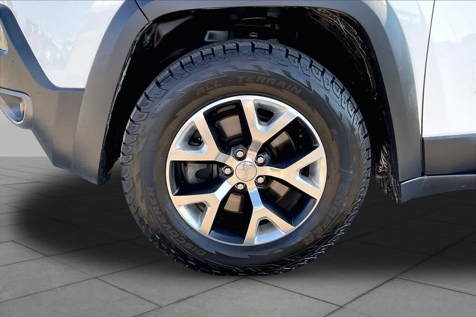 Used 2016 Bright White Clearcoat Jeep Trailhawk image 11