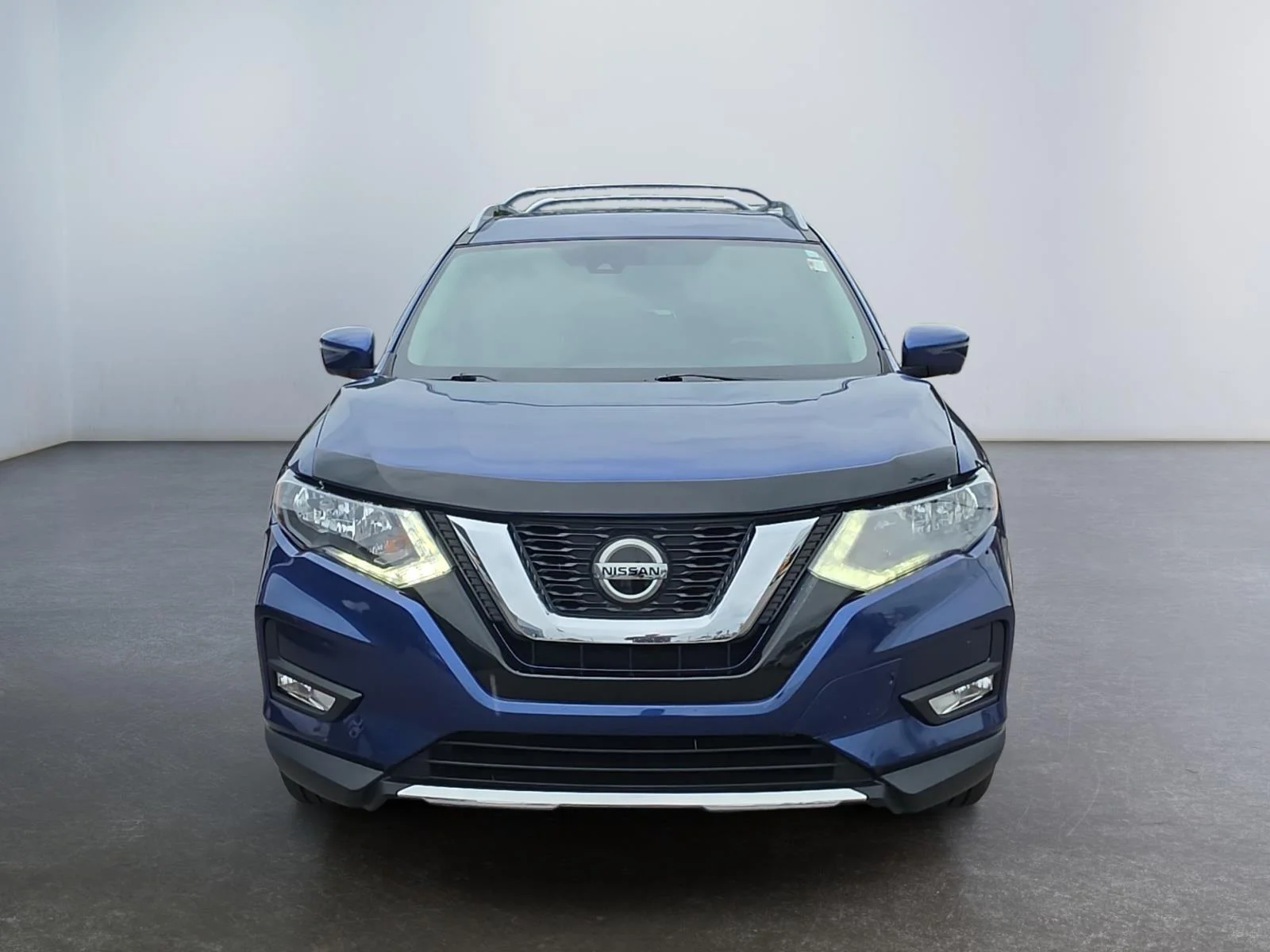 Used 2018 Caspian Blue Nissan SL image 8