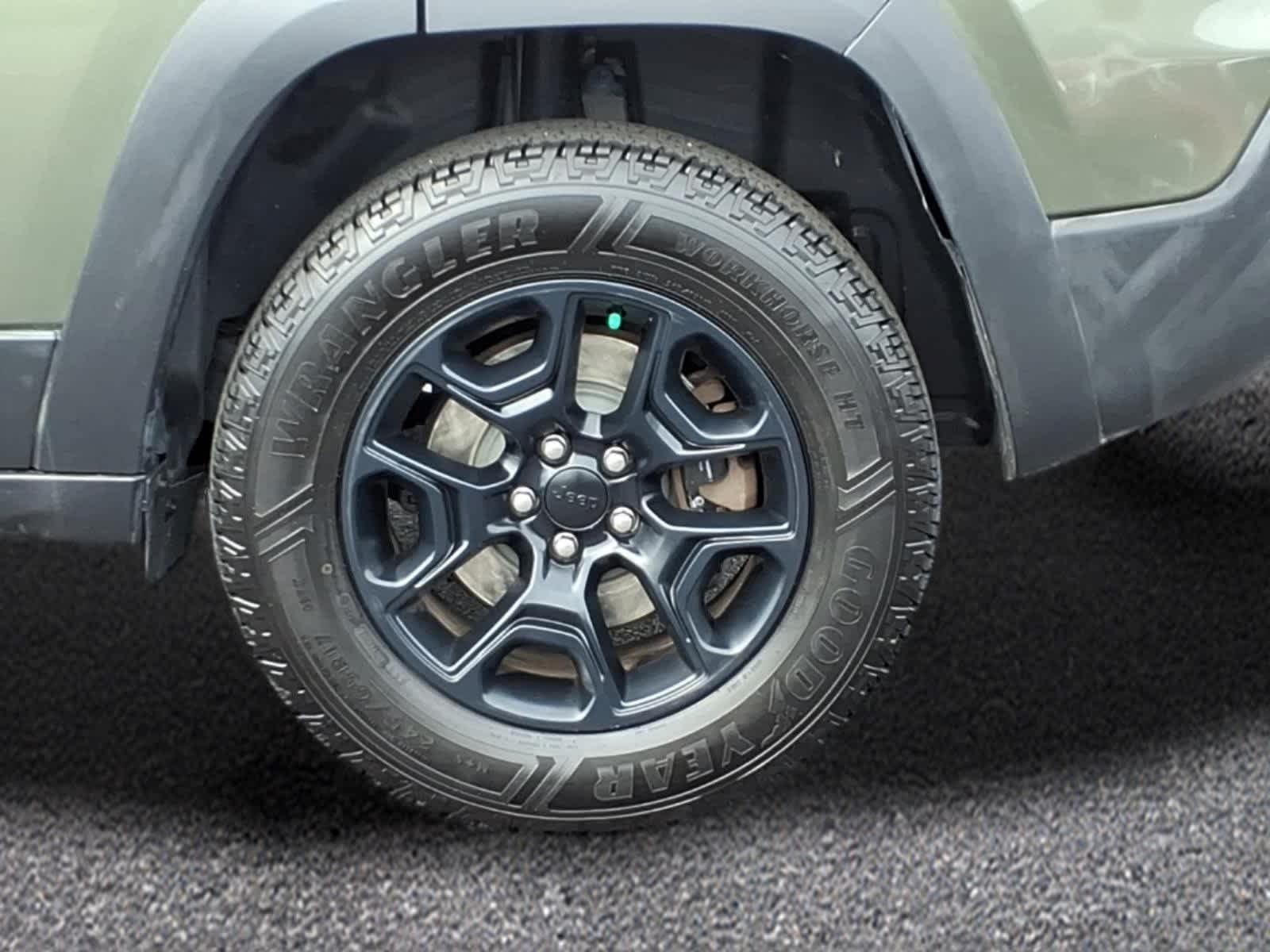 Used 2021 Olive Green Pearlcoat Jeep Trailhawk image 3