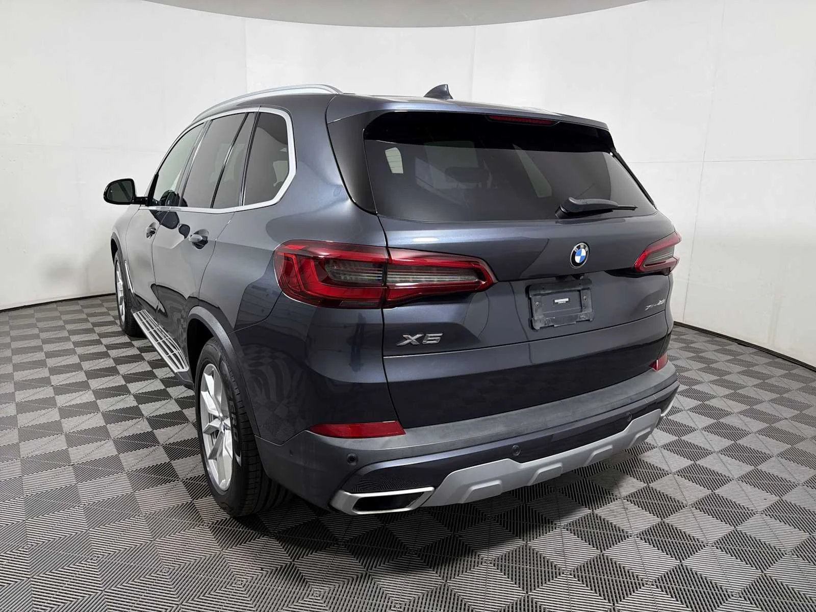 Used 2019 Arctic Grey Metallic BMW xDrive40i image 5