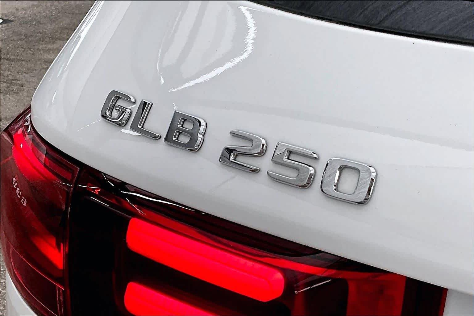 Certified Used 2025 Polar White Mercedes-Benz GLB 250 image 10
