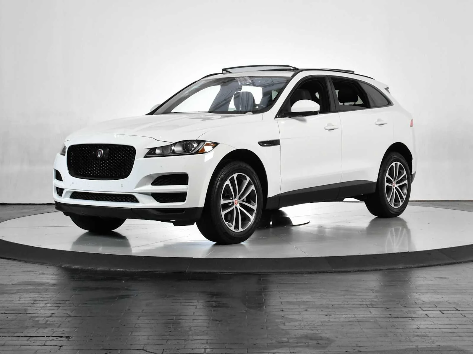 2019 Jaguar F-PACE 25t Premium AWD's photo