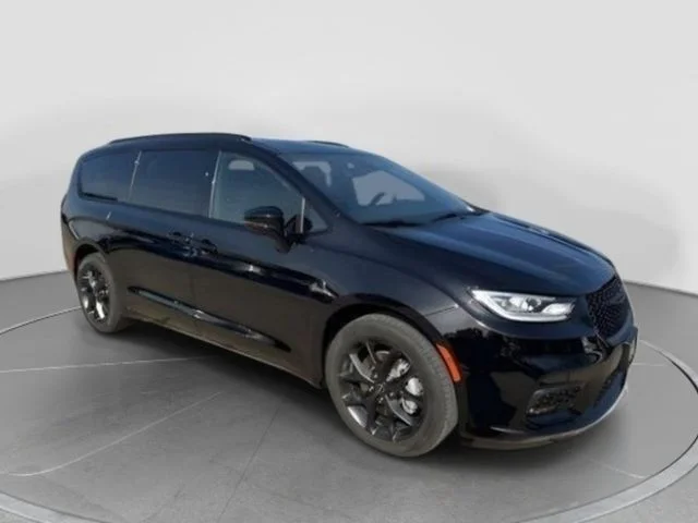 New 2026 Diamond Black Crystal Pearl-Coat Exterior Paint Chrysler Select image 6