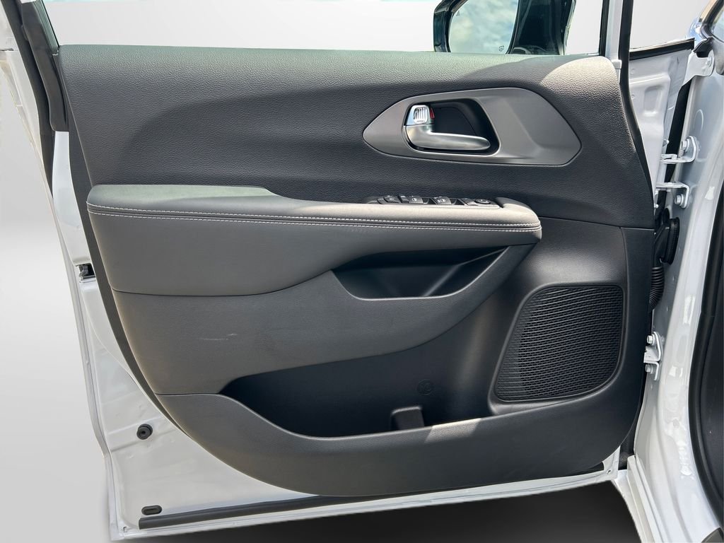 2025 Chrysler Voyager LX - Photo 24