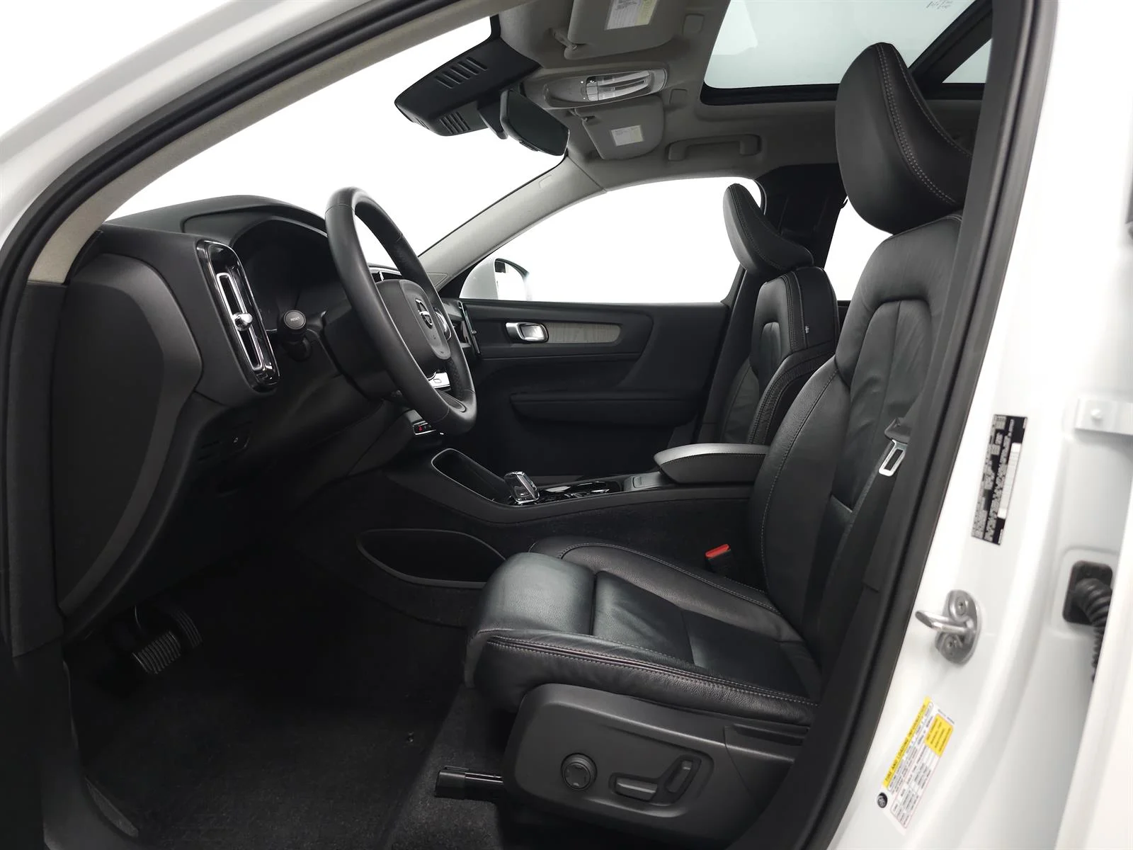 Used 2023 White Volvo B5 Plus Bright Theme image 4