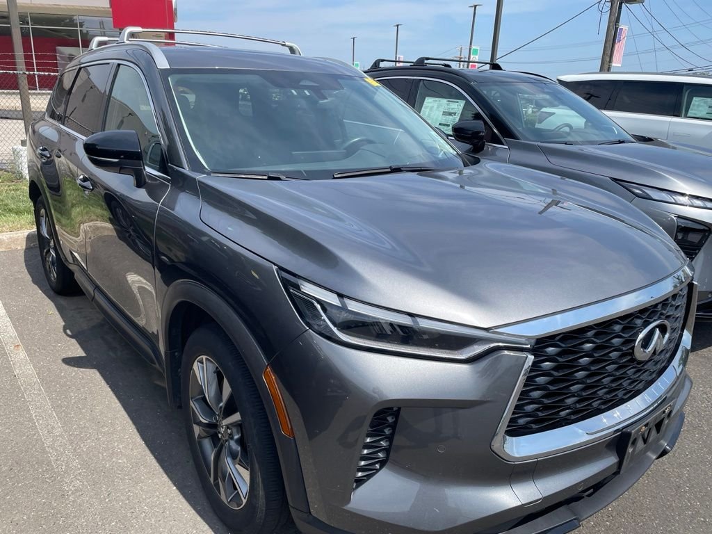 Certified Used 2023 Graphite Shadow INFINITI LUXE image 4