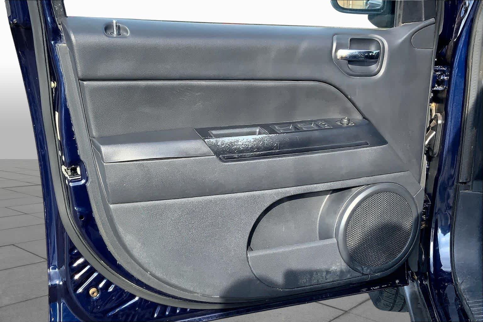 Used 2014 True Blue Pearlcoat Jeep Sport image 22