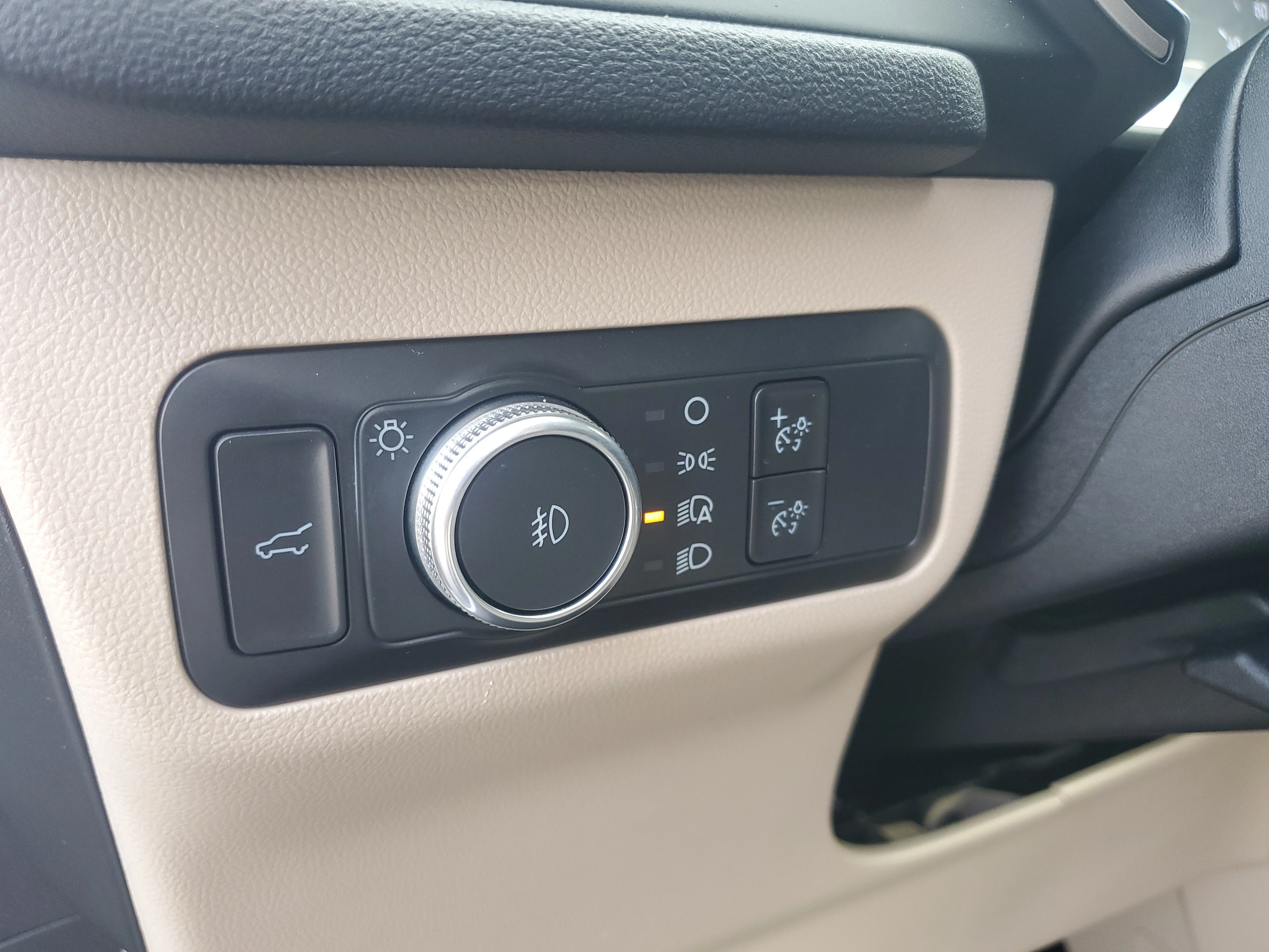 Used 2022 Oxford White Ford SEL image 23