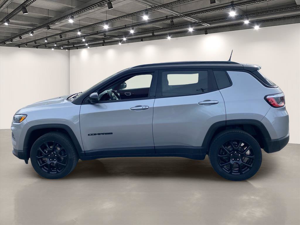 Used 2022 Billet Silver Metallic Clearcoat Jeep Altitude image 4