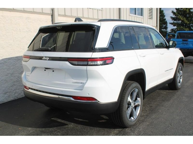 New 2025 Bright White Clear-Coat Exterior Paint Jeep Limited 4x4 image 3