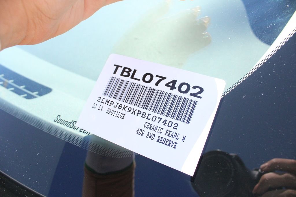 Used 2023 Pearl Metallic Lincoln Reserve image 40