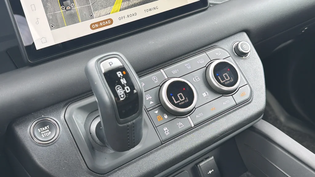 Used 2024  Land Rover X-Dynamic SE image 21