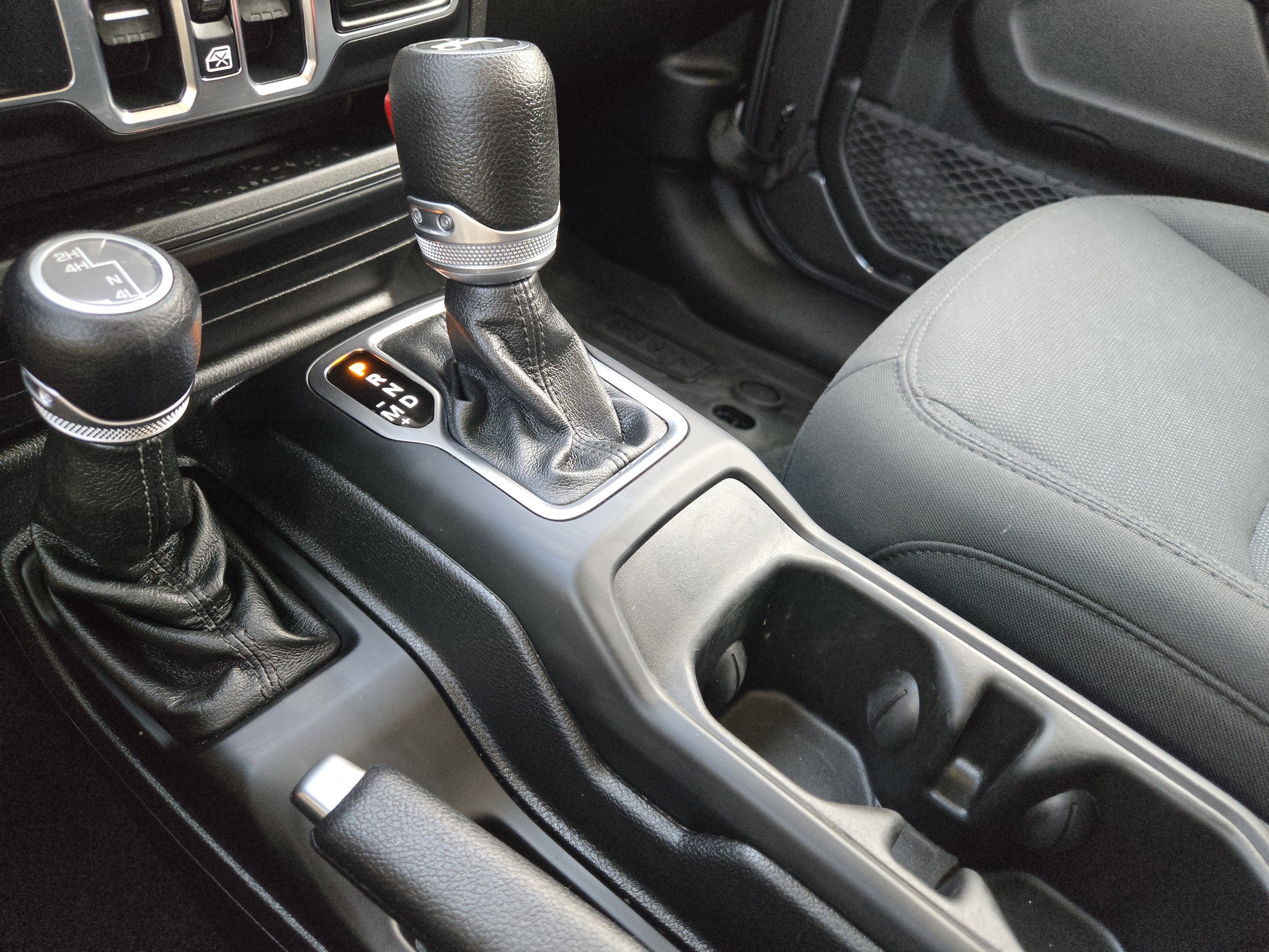 Used 2019 Granite Crystal Metallic Clearcoat Jeep Sport S image 21