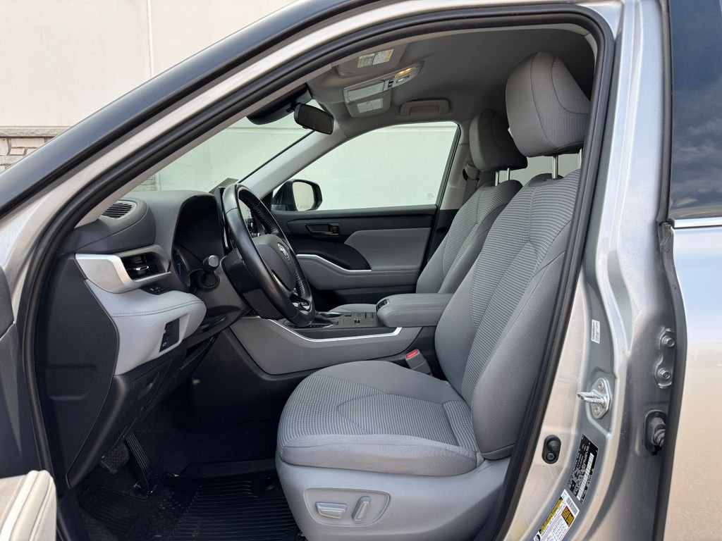 2021 Toyota Highlander LE - Photo 28