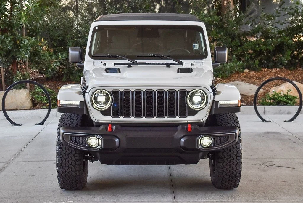 New 2026 Bright White Clearcoat Jeep Rubicon image 2