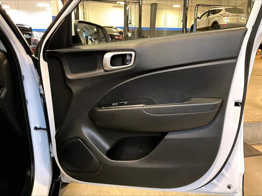 Used 2020 White Hyundai SE image 12