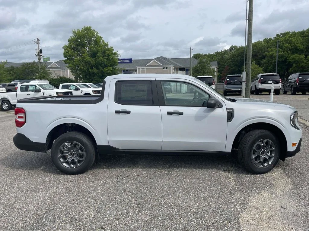 New 2026 White Ford XLT image 2