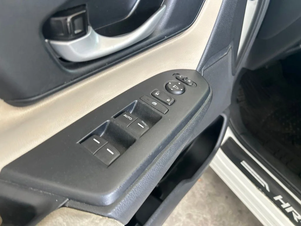 Used 2018 White Honda LX image 33