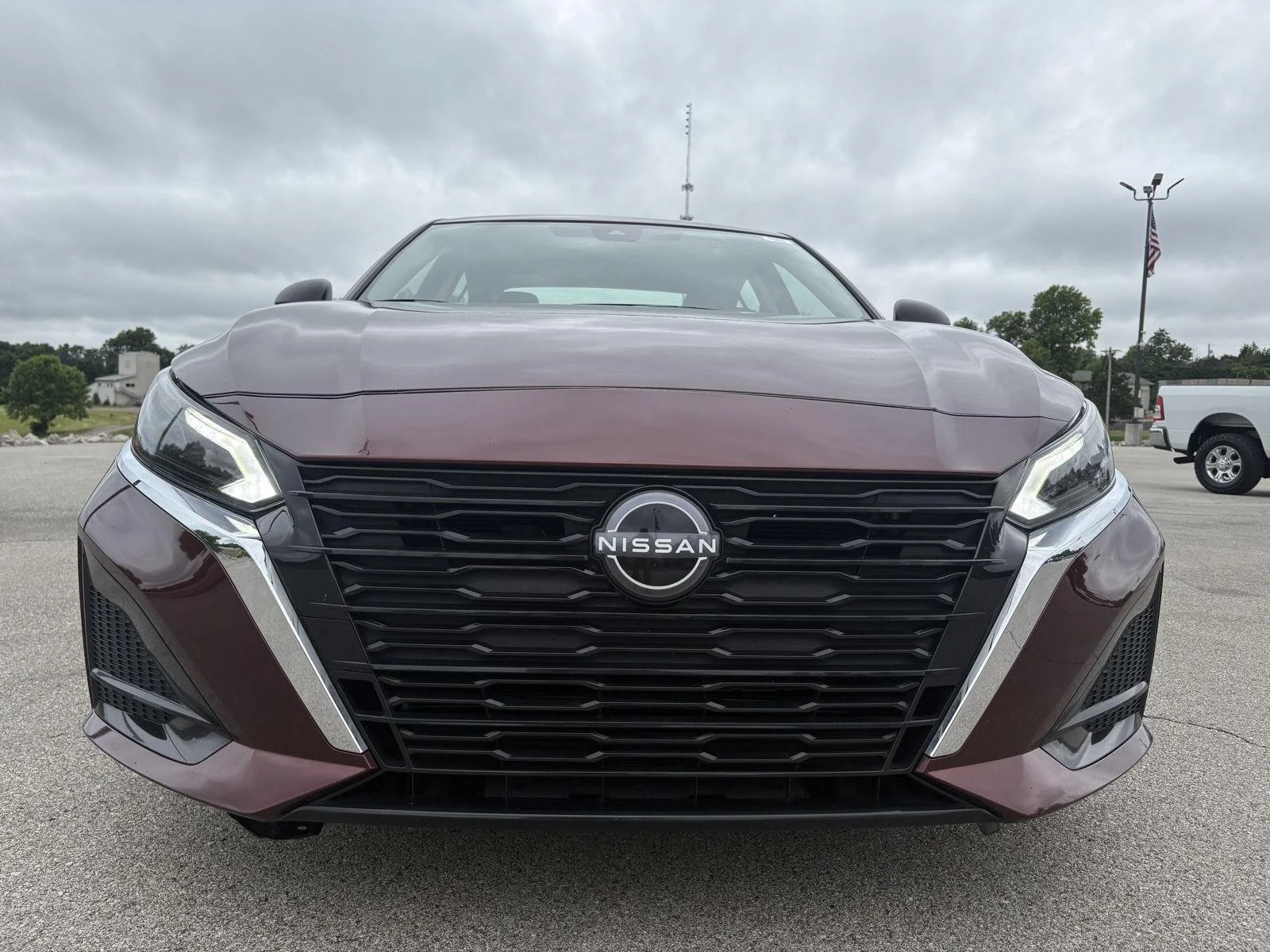 Used 2025 Garnet Pearl Metallic Nissan SV image 17