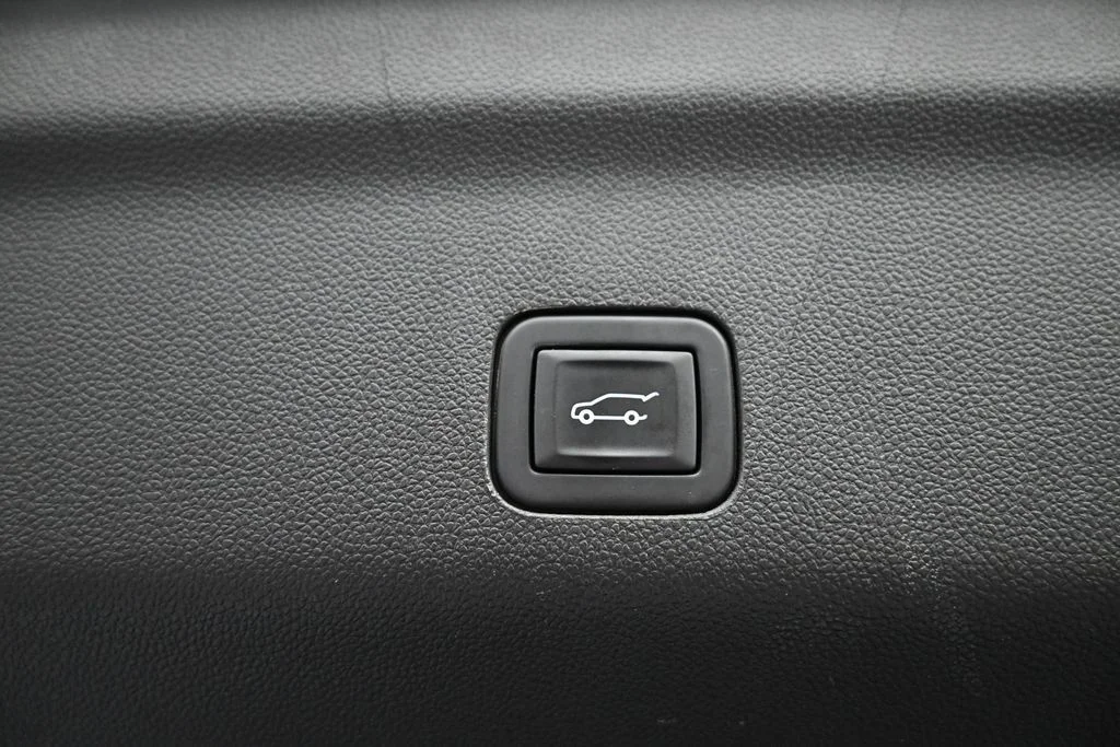 Used 2023 White Chevrolet Premier image 27