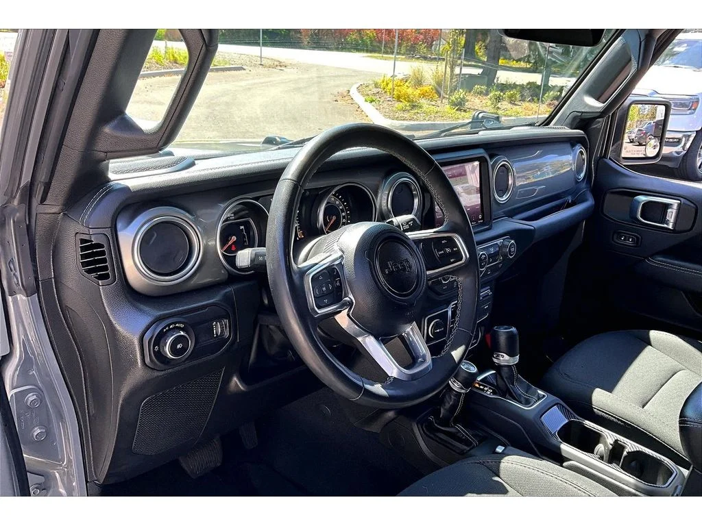 Used 2023 Grey Jeep Sahara image 13