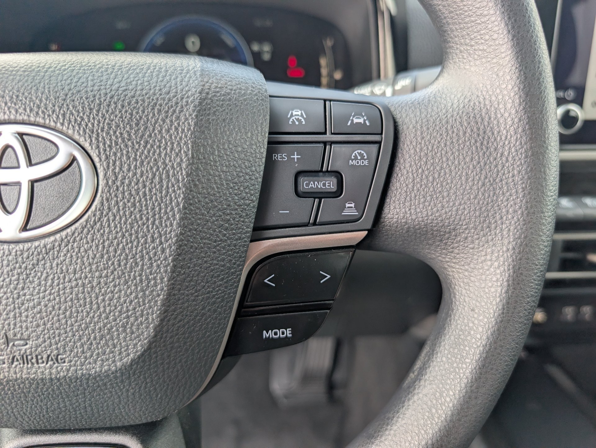 2025 Toyota Camry LE - Photo 14