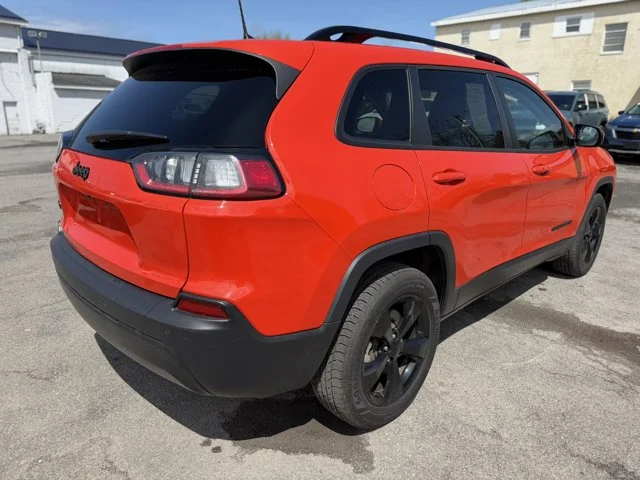 Used 2021 Spitfire Orange Clearcoat Jeep Altitude image 3